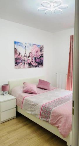 a bedroom with a bed and a painting on the wall at chambre avec salle de bain privée au cœur de La Défense in Nanterre