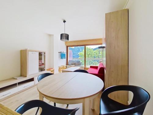 une salle à manger avec une table et des chaises dans l'établissement SOLARIUM SR11 COSY & VIEW 5 pers, à Châtel