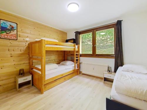une chambre avec deux lits superposés et une fenêtre dans l'établissement SOLARIUM SR11 COSY & VIEW 5 pers, à Châtel