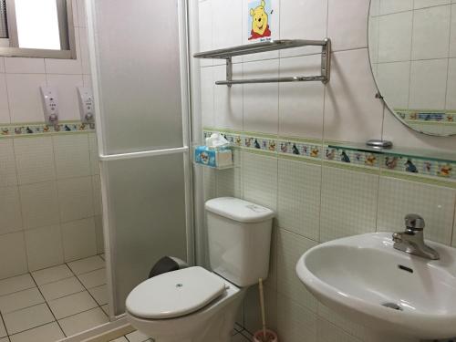 a bathroom with a toilet and a sink at Chia Yuen Homestay in Fenqihu
