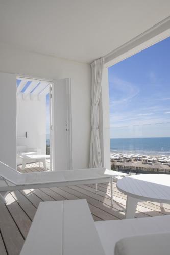 a white room with a view of the ocean at Hôtel Plage Palace & Spa in Palavas-les-Flots