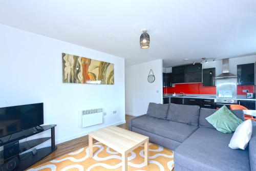 Televisyen dan/atau pusat hiburan di Broad Gauge Apartments