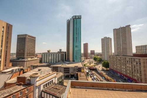 Blick auf eine Stadt mit hohen Gebäuden in der Unterkunft Central 2BR Flat - Balcony View in Bright Westside in Birmingham