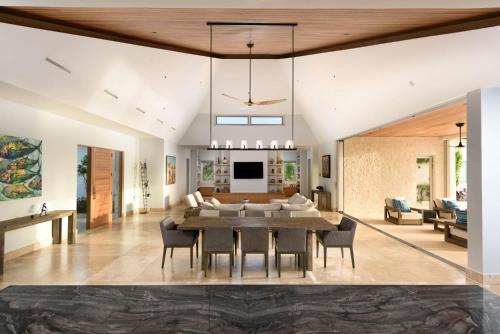 LeewardにあるA magnificent 6 bedroom villa tranquil retreatのテーブルと椅子のあるダイニングルームとリビングルーム