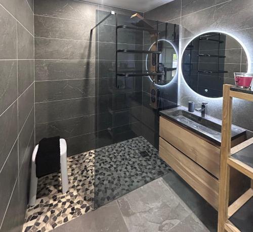 Et badeværelse på Maison proche de la plage