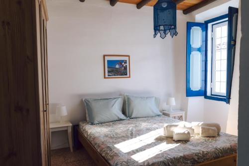 a bedroom with a bed with two teddy bears on it at Jardim de Vénus in Vila de Frades