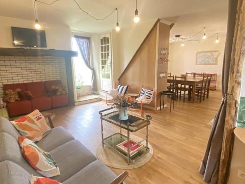 un salon avec un canapé et une table dans l'établissement Alessentiel - le grand gite, à Granges-dʼAns