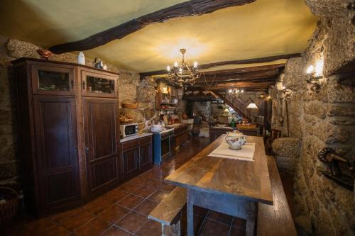 eine Küche mit einem Holztisch in einem Zimmer in der Unterkunft Quinta da Azenha by House and People in Valdosende