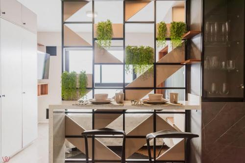 comedor con mesa y 2 taburetes en Cozy 1BR Stunning View in Barranco, en Lima