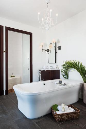 Stunning two level colonial styled villa on the beachにあるベッド