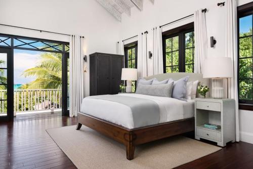 Stunning two level colonial styled villa on the beachにあるベッド