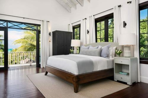 Stunning two level colonial styled villa on the beachにあるベッド