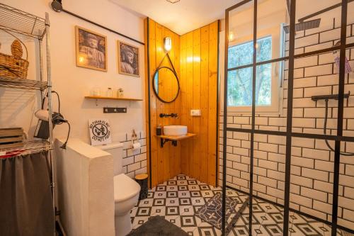 un bagno con un water, un lavandino e una finestra di Villa Natura Paradise a Alcolea