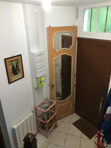 a hallway with a door and a mirror in a room at Maison avec vue sur la forêt à 2 pas de la gare in Avon