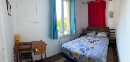 a bedroom with a bed and a table and a window at Maison avec vue sur la forêt à 2 pas de la gare in Avon