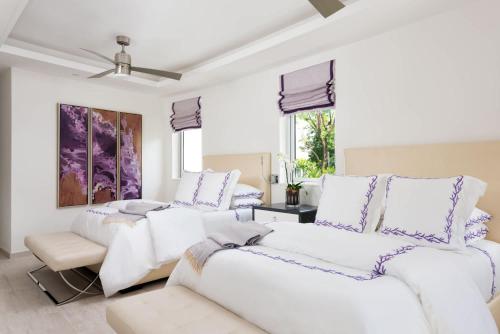 Ένα ή περισσότερα κρεβάτια σε δωμάτιο στο Beautiful contemporary style villa on the beach