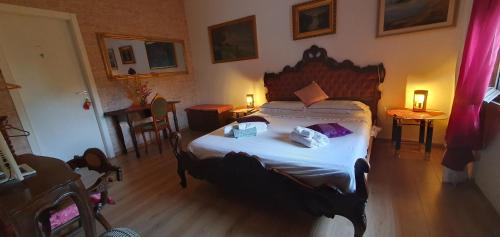 una camera da letto con un letto grande in una stanza di Casa Lorelein a Pieve di Soligo