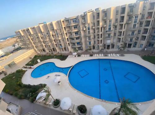 eine Draufsicht auf einen Apartmentkomplex mit einem großen Pool in der Unterkunft Princess Resort Hurghada in Hurghada