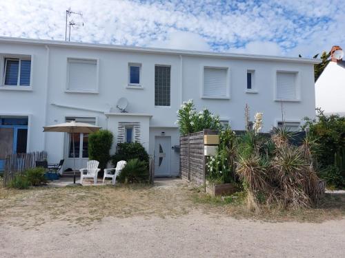 Tòa nhà nơi căn hộ tọa lạc