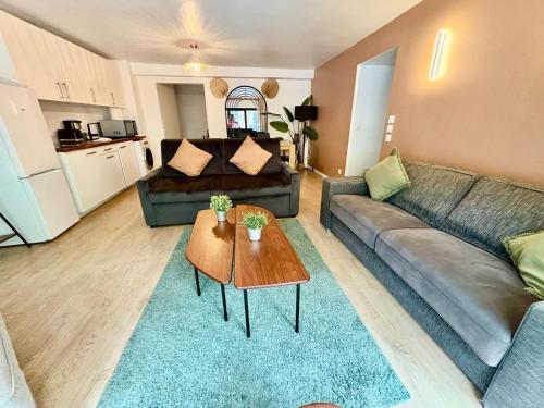 un salon avec un canapé et une table dans l'établissement Urban Flat 194 - Spacious 3 Bedroom Montmartre, à Paris