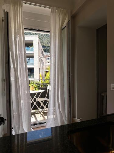 a room with a window with a view of a balcony at Angoli di pace - Appartamento trilocale in Muralto