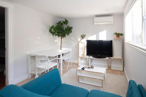 Televisyen dan/atau pusat hiburan di Beverly Breeze A Newly Renovated Apt