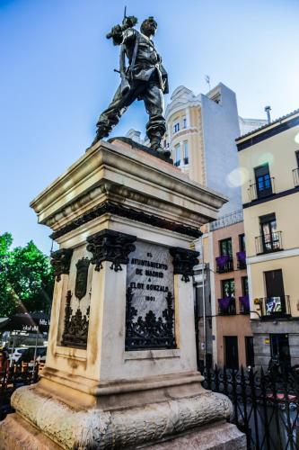 a statue of a man standing on top of a monument at Hotel Maruja en Cascorro in Madrid
