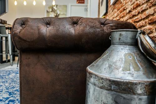 an old couch with a letter a on it at Hotel Maruja en Cascorro in Madrid