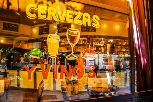 a window of a wine shop with two glasses at Hotel Maruja en Cascorro in Madrid