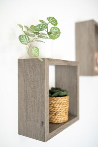a wooden shelf with a plant in a basket at Agriturismo Macchia di Riso in Nova Siri Marina