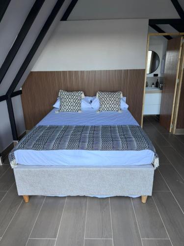 a bedroom with a large bed with two pillows at Glamping Mountain Coffee in Los Andes