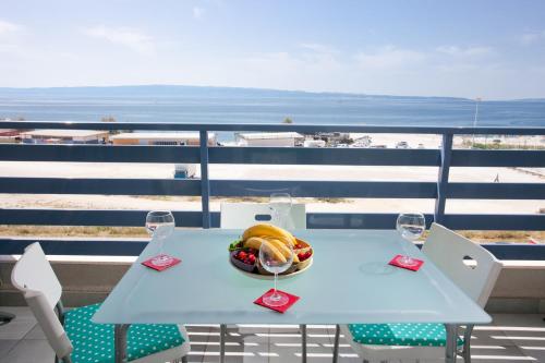 luxury beach front apt with seaside view and free parking