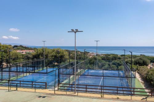 Tenis a/nebo squash v ubytování Cala Lupo Resort nebo okolí