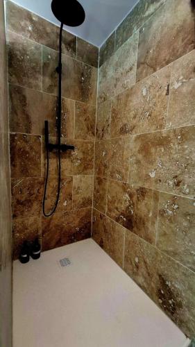 une douche avec pommeau de douche dans une salle de bain dans l'établissement eden & Spa, à Gajan