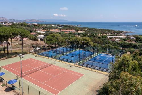 Tenis a/nebo squash v ubytování Cala Lupo Resort nebo okolí