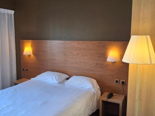 Ένα ή περισσότερα κρεβάτια σε δωμάτιο στο Hôtel Tour Maje