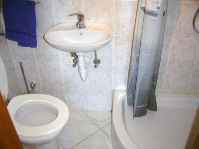 Bilik mandi di Apartments Matteo