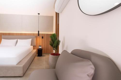 a bedroom with a bed and a couch at Metropolitan Living by HOUSY in Medellín
