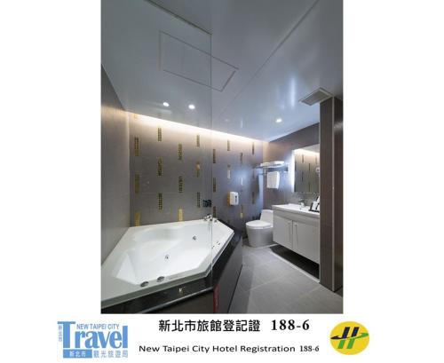 永和探索汽车旅馆-永和分馆的带浴缸和卫生间的浴室