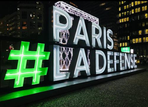 a large sign that reads parks wa detroit at night at chambre avec salle de bain privée au cœur de La Défense in Nanterre