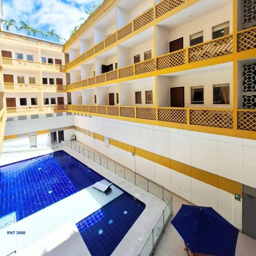 a swimming pool in the middle of a building at Hotel Neiva Plaza in Neiva