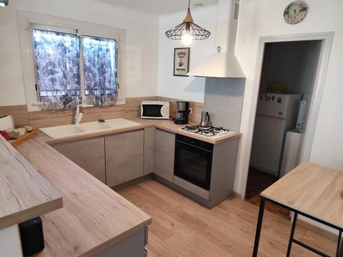 Kuchyň nebo kuchyňský kout v ubytování Villa de vacances à 15 MNS d'Aix en Provence
