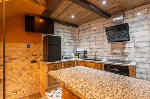 a kitchen with wooden cabinets and a counter top at Apartamento divino morales in Plasencia