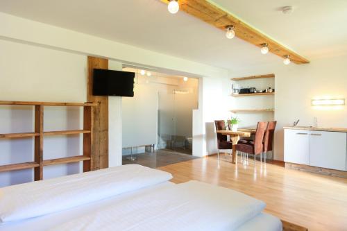 a room with a bed and a table and a kitchen at EuroParcs Wörthersee in Schiefling am See