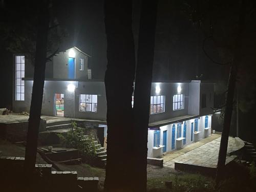 Bazén v ubytování Pali Homestay Lansdowne Not Luxury but Stay with Legacy nebo v jeho okolí