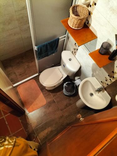a bathroom with a toilet and a sink at Habitación privada in Santa Marta
