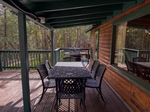 Balkoni atau teres di 10 Little Cabin In The Woods
