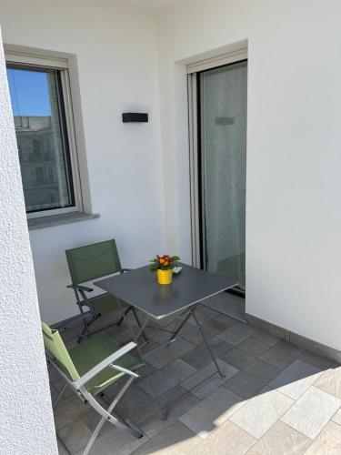 a table and two chairs in a room at Ca’ del Riccio verde in Bra