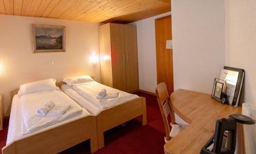 Postel nebo postele na pokoji v ubytování Hotel Wildbach Brienz