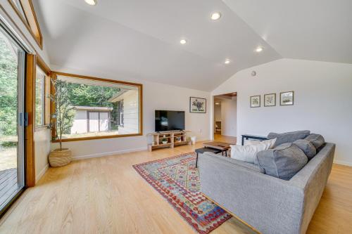 a living room with a couch and a television at half Mi to Yarrow Bay Family Home in Kirkland in Kirkland